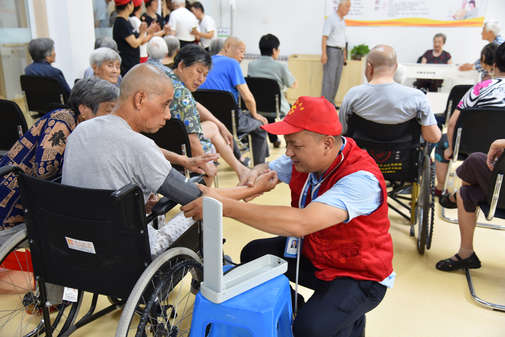 夏日送清涼，情滿敬老院——地産集團黨團員(yuán)志(zhì)願者愛心慰問老年公寓